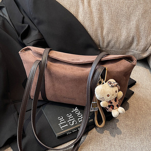 2024 New Flannel Flip Postman Shoulder Underarm Bag Large Capacity Commuter Soft Leather Single Vintage Women's Bag Wholesale