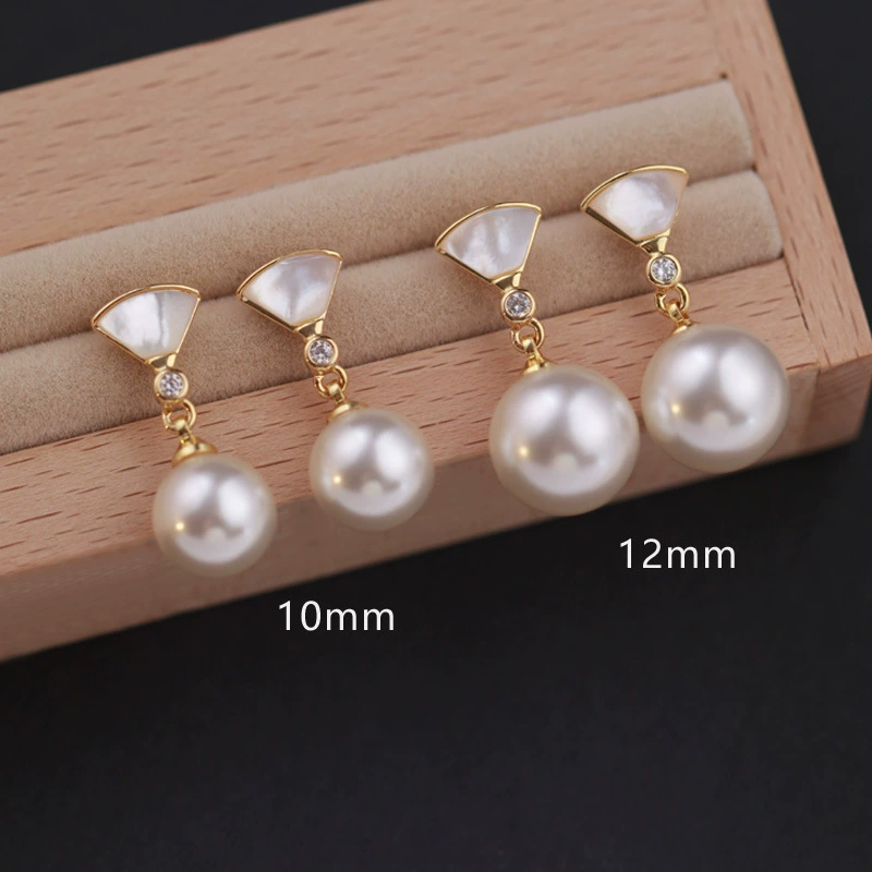 Серьги из жемчуга, юбка, стиль легкой роскоши