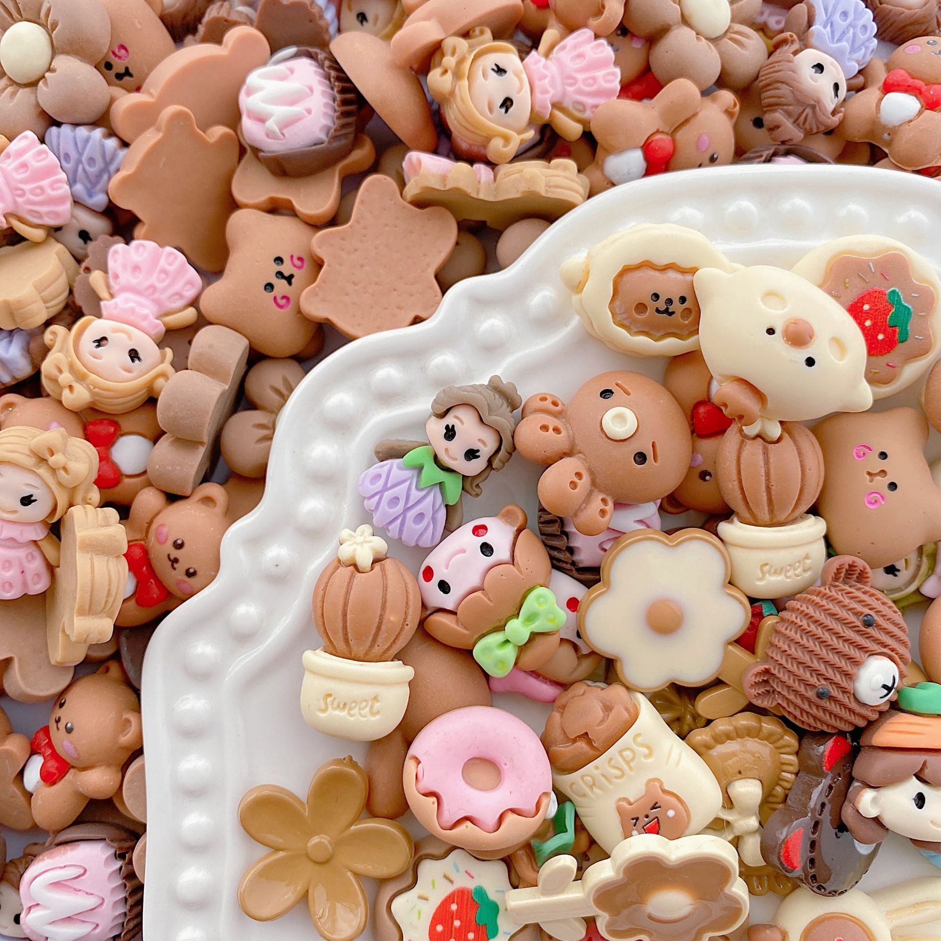 Directo de fábrica de color de dibujos animados mezclado DIY accesorios de resina al por mayor pegamento crema teléfono móvil Shell horquilla accesorios de producción