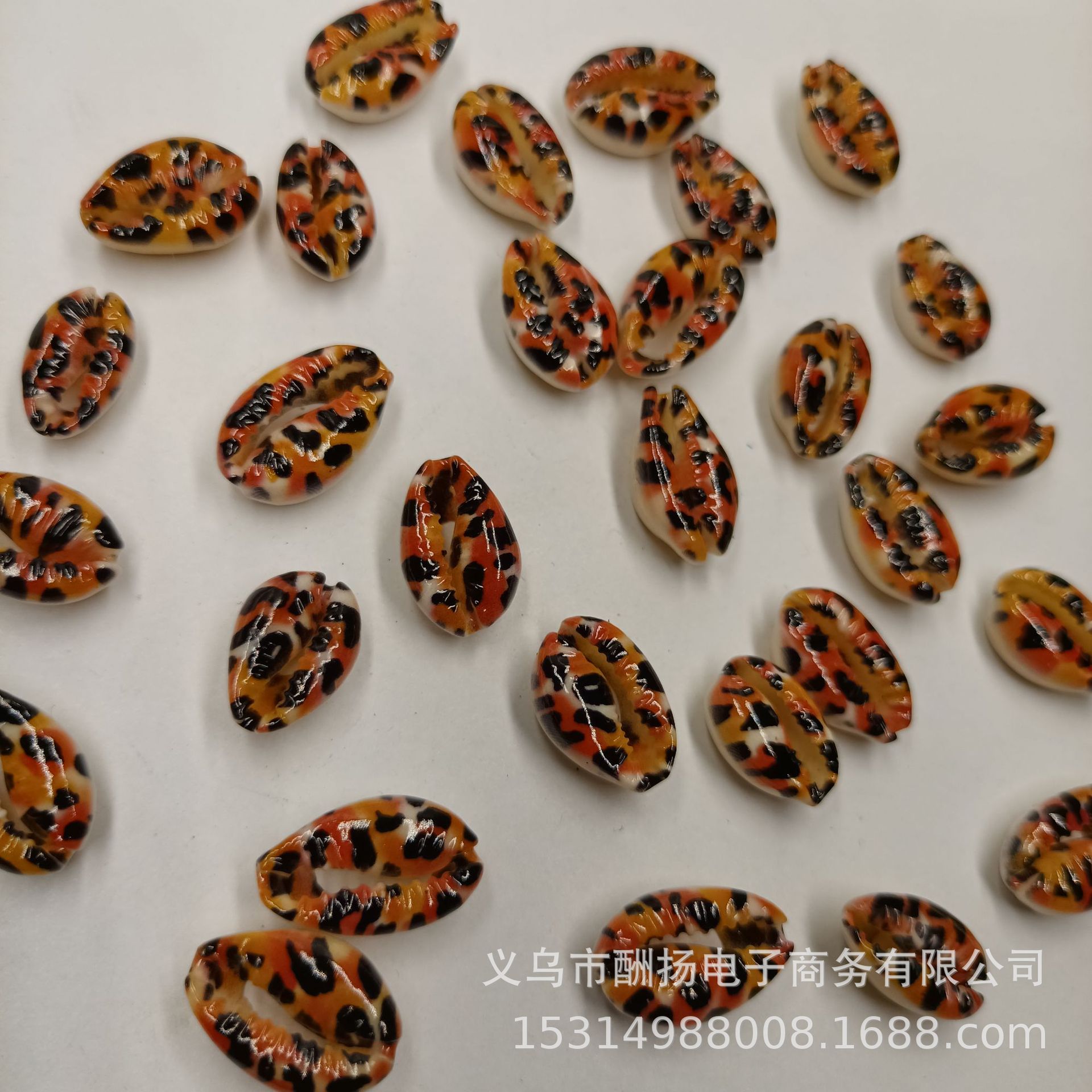 New red and black leopard print design, 1 piece.