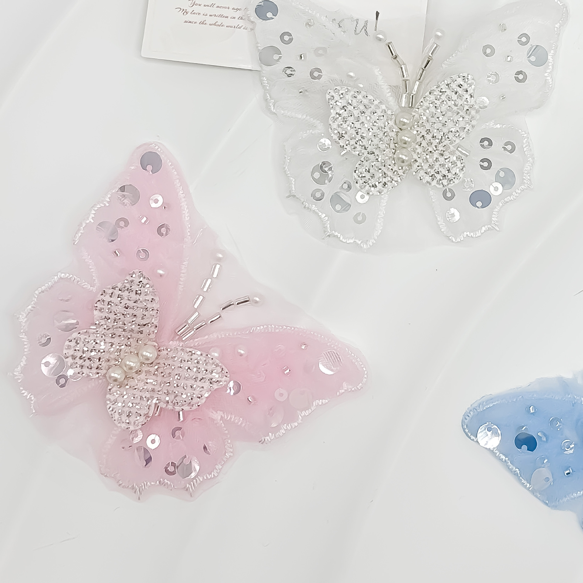 Duas capas de clavos cuentas estereoscópicas doradas mariposa tela pegada a mano flor esquinilla vestido de boda ropa infantil zapatos para niños adornos de pelo image 3
