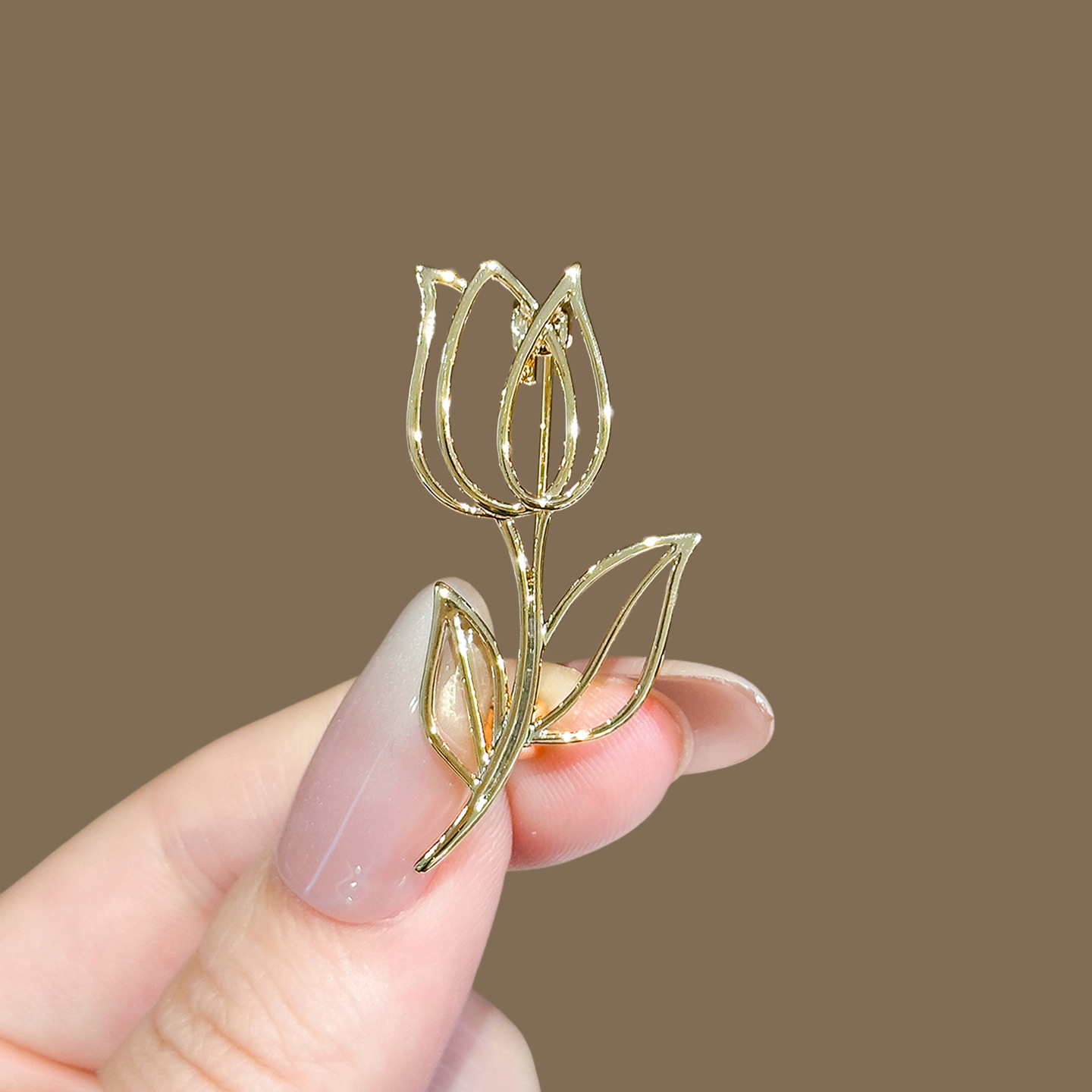 Casual and Versatile Glossy Tulip Brooch for Women, Accessible Luxury and High-End Small Fragrance Flower Corsage Brooch Cut Out Accessories