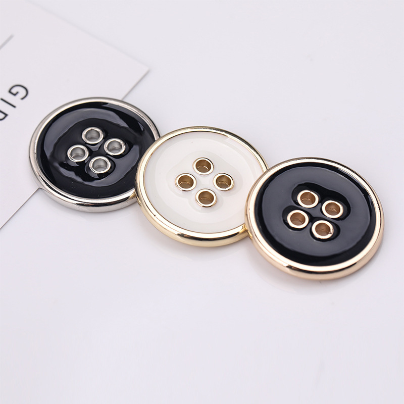 Cuatro ojos de borde fino punto aceite pequeño aleación metal hebilla camisa traje pantalones decorativos accesorios al por mayor