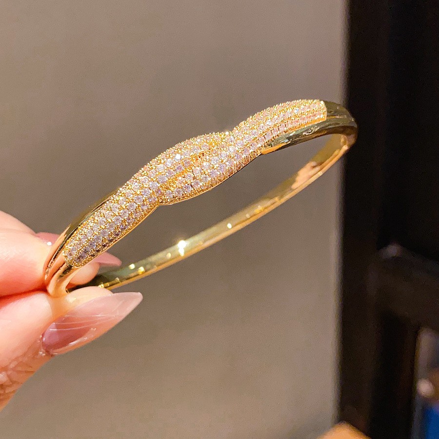 Pulsera Abierta con Letras Incrustadas de Diamantes y Baño de Oro Real, Pulsera Versátil de Nicho, Nuevo Modelo 2026, Joyería de Lujo Ligero de Alta Gama para Mujer