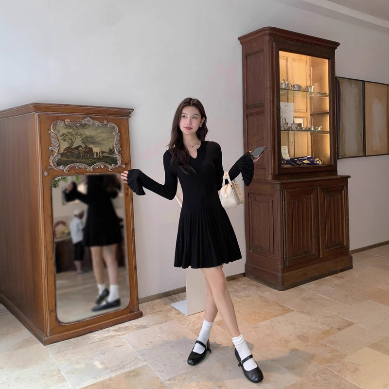 针织连衣裙女秋季新款V领长袖设计感收腰显瘦气质短裙|undefined