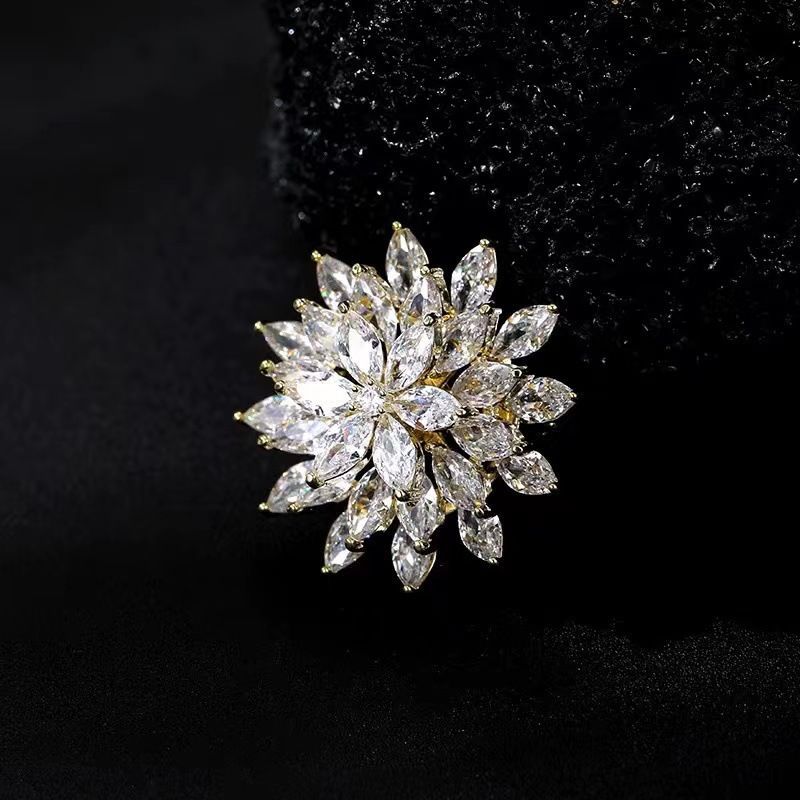 High-end Crystal Snowflake Brooch Women's Exquisite Suit Coat Corsage Accessories Niche High-end Anti-glare Pin Buckle