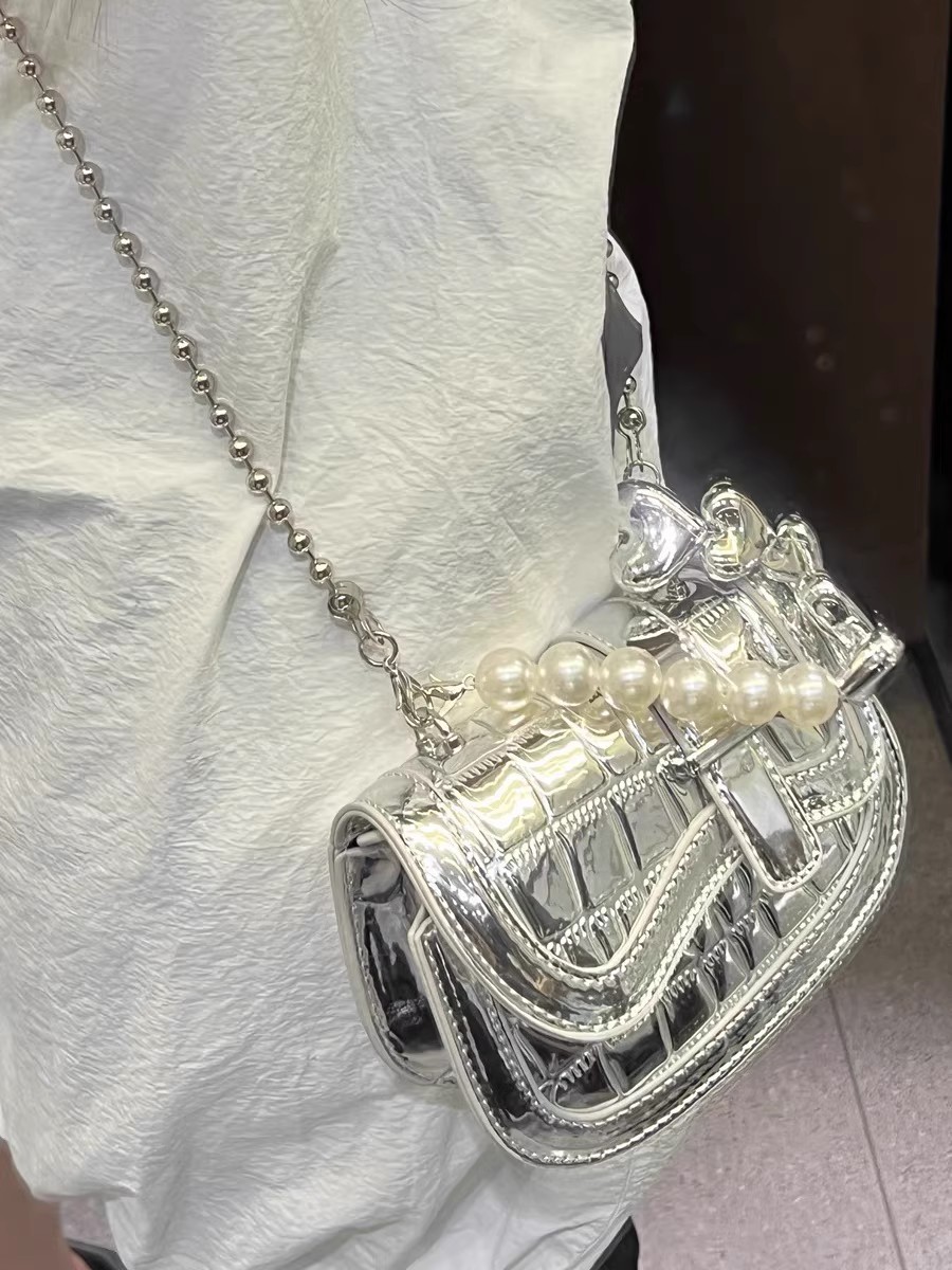 Sommer High-End-Nischentextur Perlenkette Messenger Mini Silber kleine Tasche Mädchen 2023 neue Taillentasche_voghion.com