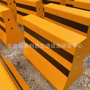 Cement Isolation Piers at the Entrance of Beijing Hengtai School, Cement Anti-Collision Piers, Smooth Surface, Economical, Durable and Durable