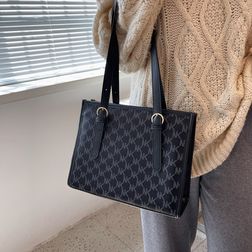 Large-capacity bag for women  new fashionable shoulder armpit bag commuter style personality portable tote bag for women