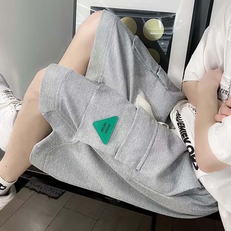 Pantalones cortos casuales de verano de moda para hombres, marca ins de moda, color sólido, contraste simple, tubo recto suelto, pantalones deportivos de cinco puntos