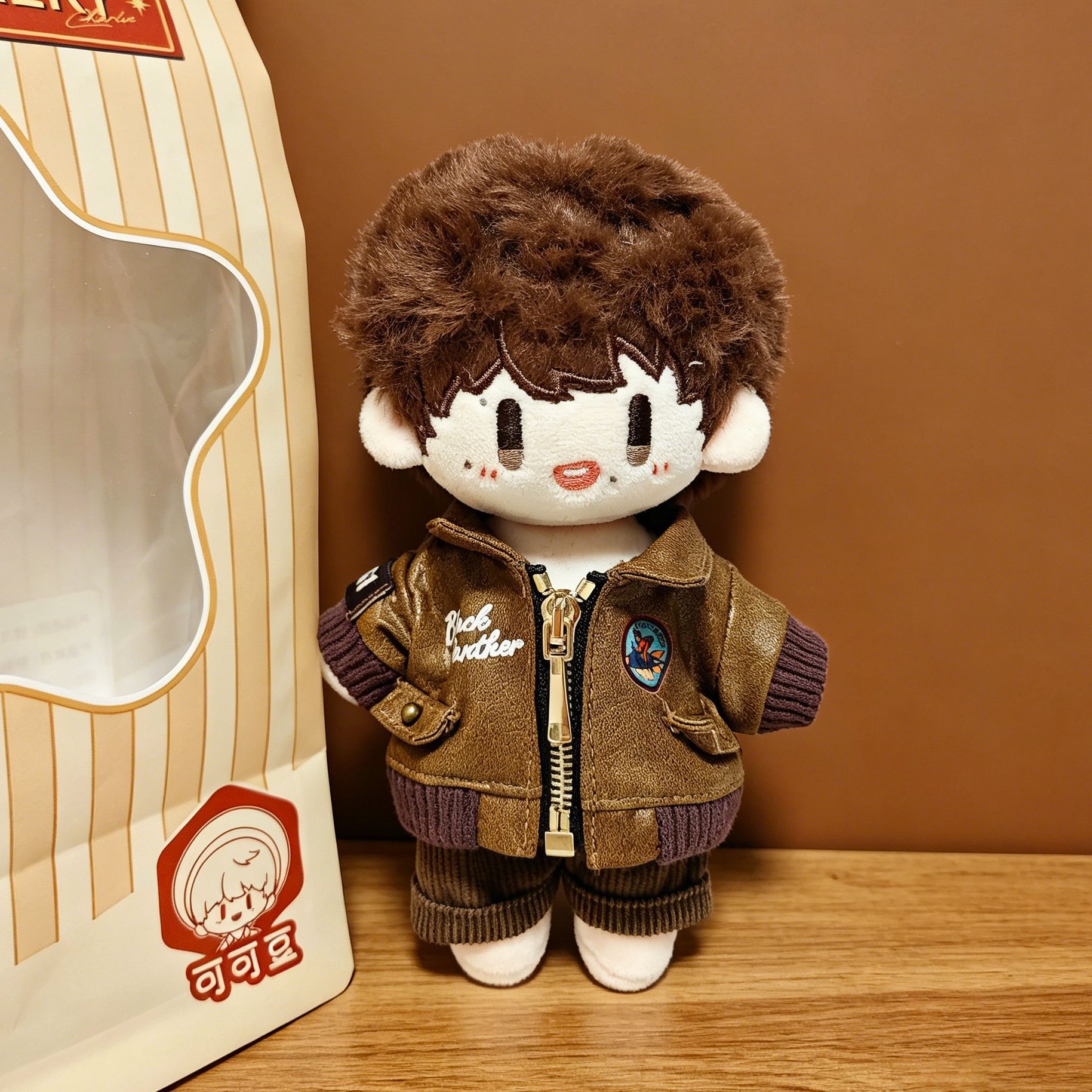 Pilot leather jacket + brown pants
