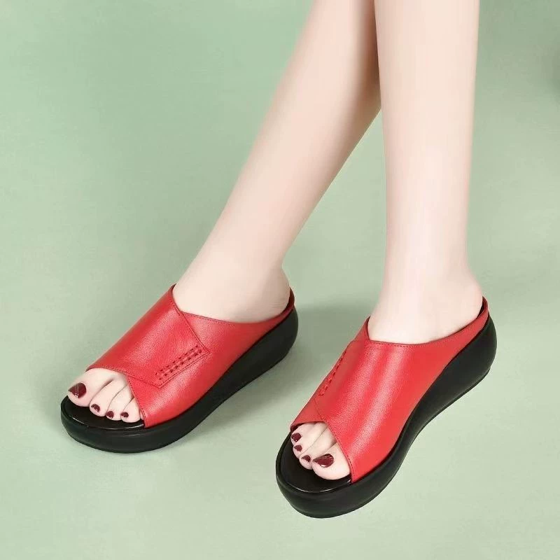 Тапочки для мам на мягкой подошве из натуральной мягкой кожи на толстой подошве, женское лето 2022, Новое поступление, модная верхняя одежда, сандалии на танкетке