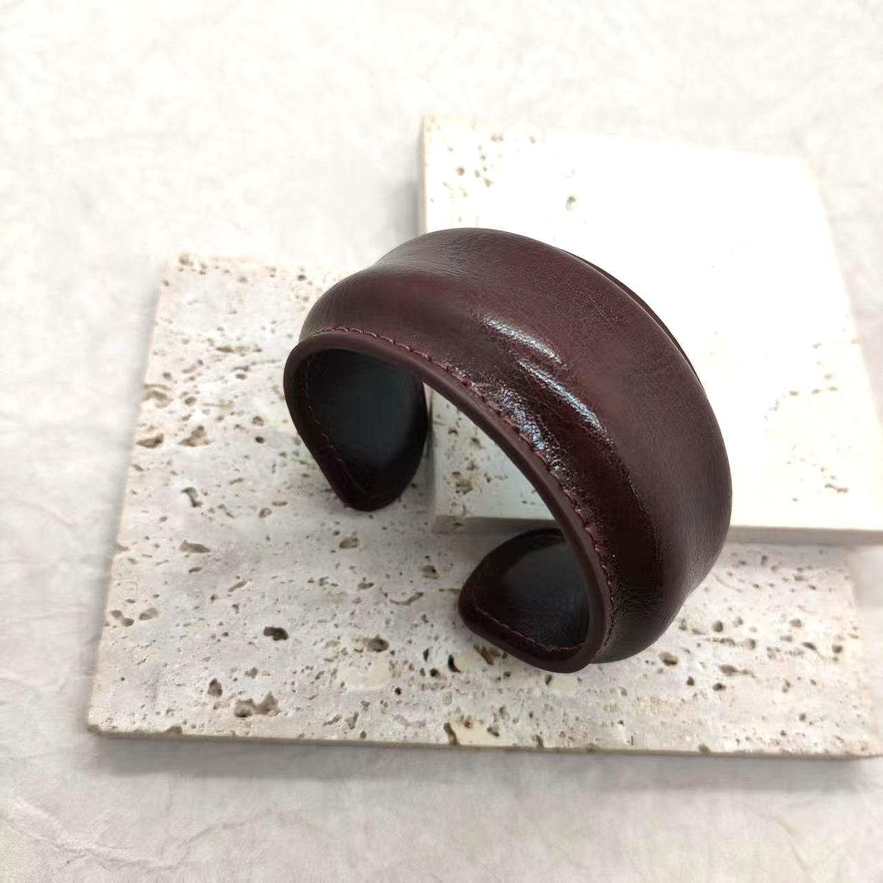 革の極めてシンプルなオープンブレスレット