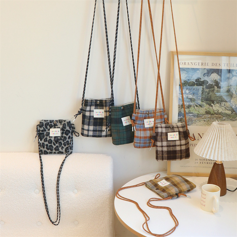 Winter New South Korea Dongdaemun Crossbody Bag Women's Woolen Fashionable Casual Plaid Student Commuter Fashionable Shoulder Bag