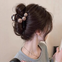 ins 気質パールグリッパーミディアムヘアシャーククリップヘアピン女性のための 2025 新しい後頭部ハイエンドヘアアクセサリー
