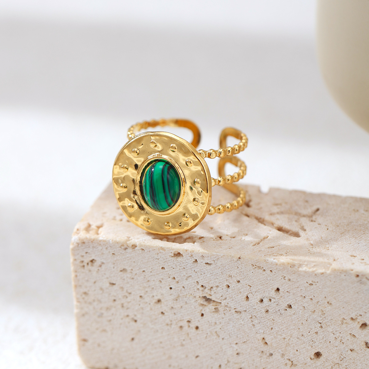 Alta Europa y los Estados Unidos acero inoxidable piedra natural incrustado geometría hueco anillo de acero titanio no desvanecer joyas transfronterizas venta caliente