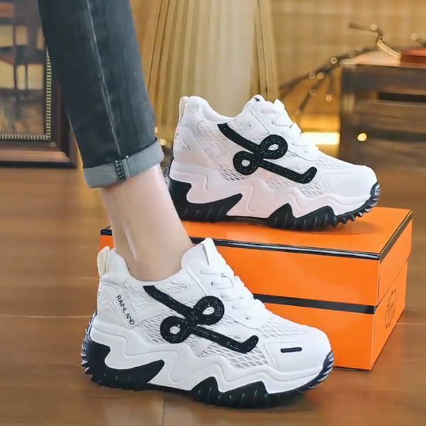 Zapatos de verano nuevos zapatos de mujer de altura transpirable de fondo grueso rebote universal mesh casuales zapatos deportivos de mujer