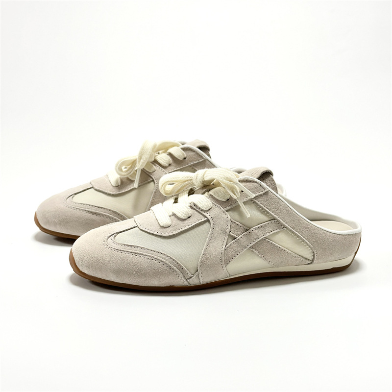 Versión coreana de las medias pantuflas de entrenamiento alemán para mujer, ropa exterior de verano, medias pantuflas de cuero a juego de color plano, zapatos blancos perezosos sin tacón