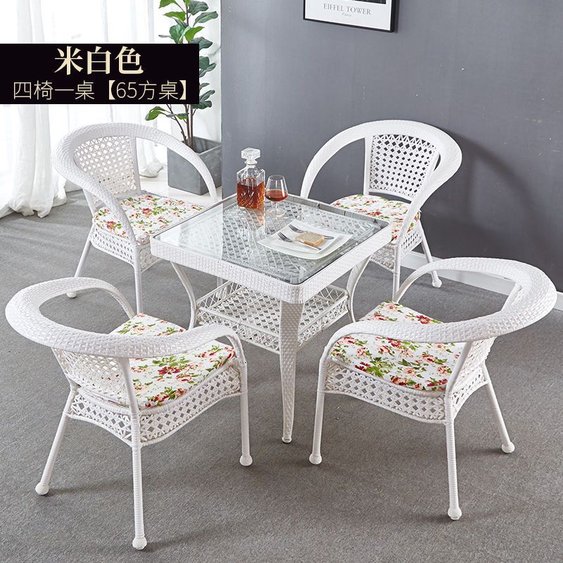 오프화이트 의자 4개와 65제곱미터 테이블