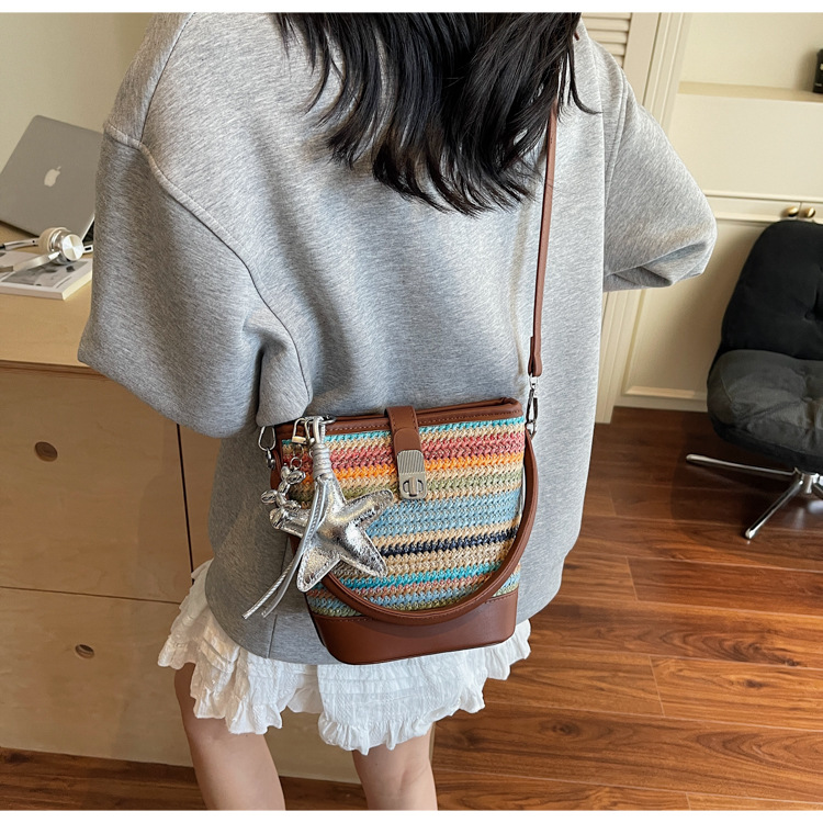 A trendy and fashionable straw-woven phone bag for women in the summer of 2025, a Korean version of a niche and simple crossbody bag undefined