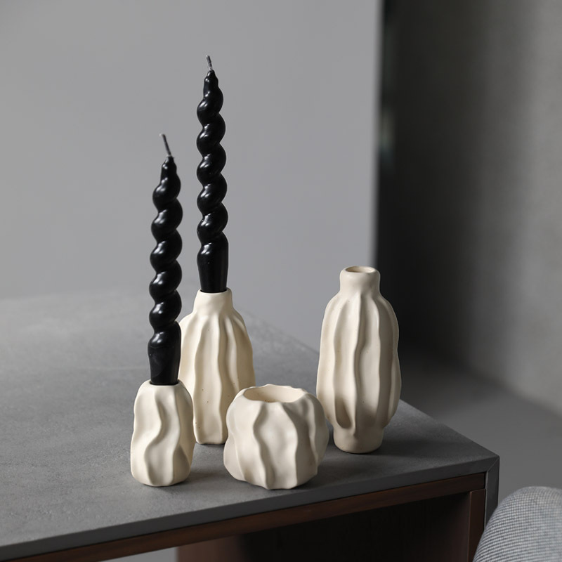 Candelaria de cerámica de color crema de viento tranquilo ins medieval moderna simple candelabros decoración de la casa del restaurante ornamentos