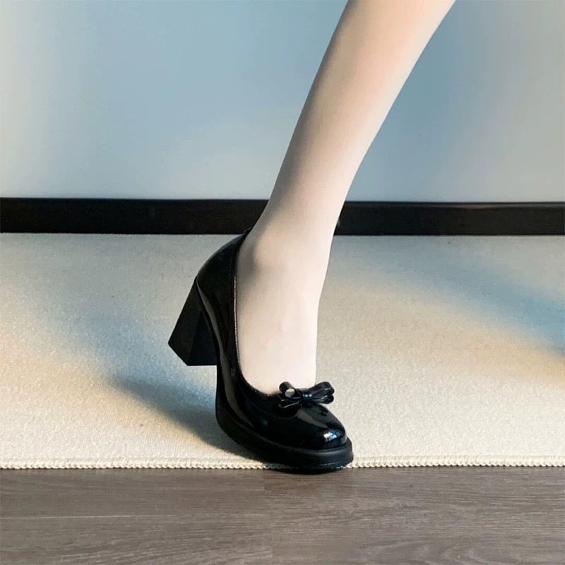 2026 nuevos zapatos de cuero negro esmaltado, zapatos de cuero de talón grueso, zapatos de cuero no cansados