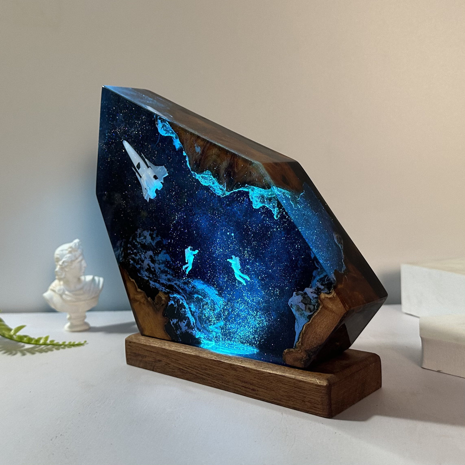 Astronauta lámpara de madera de resina interestelar lámpara de noche galáctica diseño de arte creativo regalo para amigos artefactos mágicos