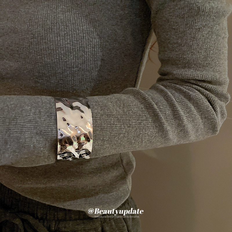 Pulsera plisada irregular de metal estilo europeo y americano fresco elegante pulsera personalidad de alto grado de lujo ligero pulsera al por mayor femenina