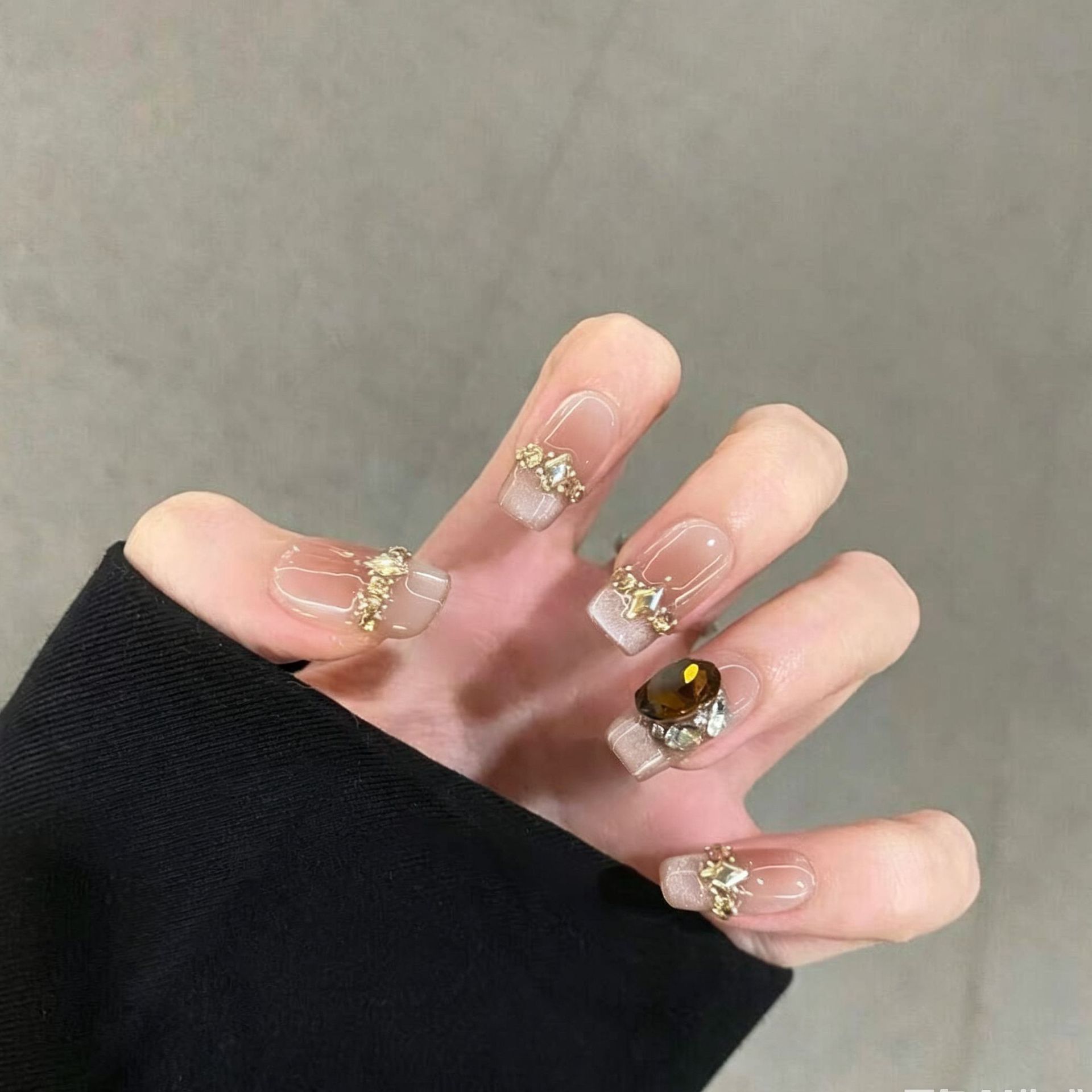 Uñas postizas francesas con diseño floral dorado, estilo ojo de gato, cortas y desmontables, producto de alta gama para arte de uñas 2026.