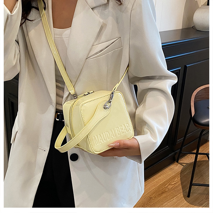 A new trendy and stylish handbag for women in 2025, featuring a red single-shoulder crossbody small square bag details Picture