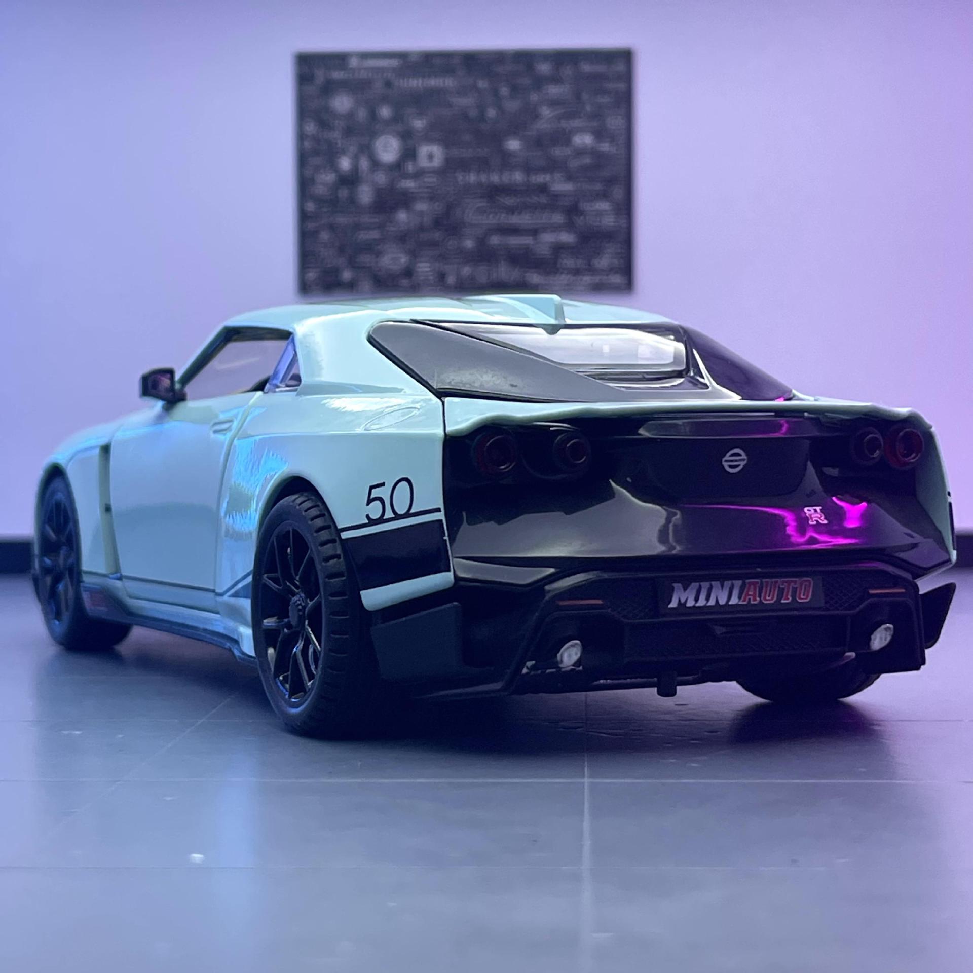Jianyuan aleación coche modelo 1: 24 nissan GTR-50 coche deportivo tire hacia atrás el sonido y la luz 4 puerta abierta modelo de coche de juguete adornos