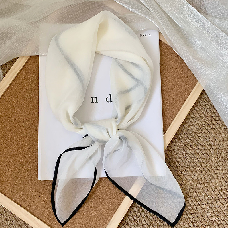 Lado negro y fondo blanco