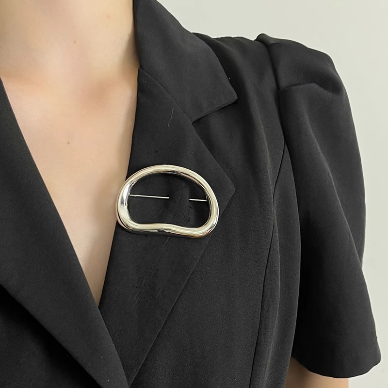 Elegante broche medieval de filigrana con esmalte y cristales_voghion.com