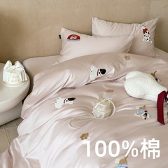 キュートなスタイルの100s綿長繊維綿ベッド3点または4点セット漫画タオル刺繍綿シーツとキルトカバー寝具