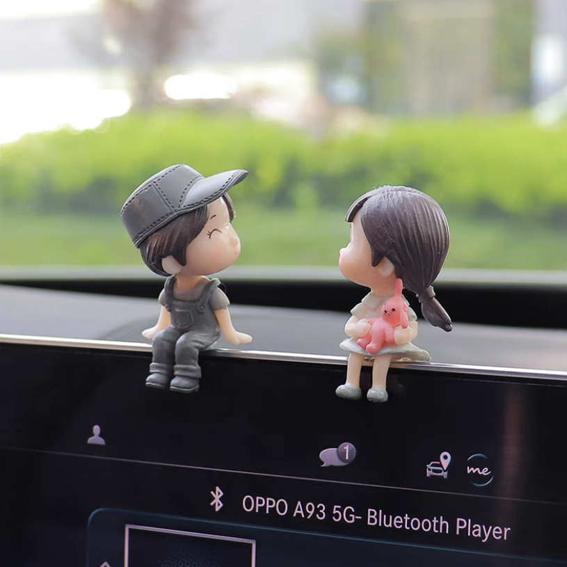 Adornos de coche de celebridades de Internet al por mayor accesorios de coche lindo beso pareja muñeca decoración de coche eléctrico mujer