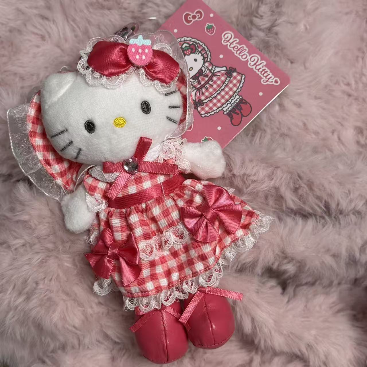 黒麦わら帽子キティ帽子ベビーペンダントラブバックル人形人形かわいいヘップバーンスタイルペンダントキーホルダー