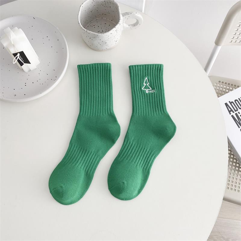 Calcetines deportivos verdes a rayas calcetines de algodón de las mujeres al por mayor Calcetines de algodón de color sólido bordados a media pantorrilla de las mujeres