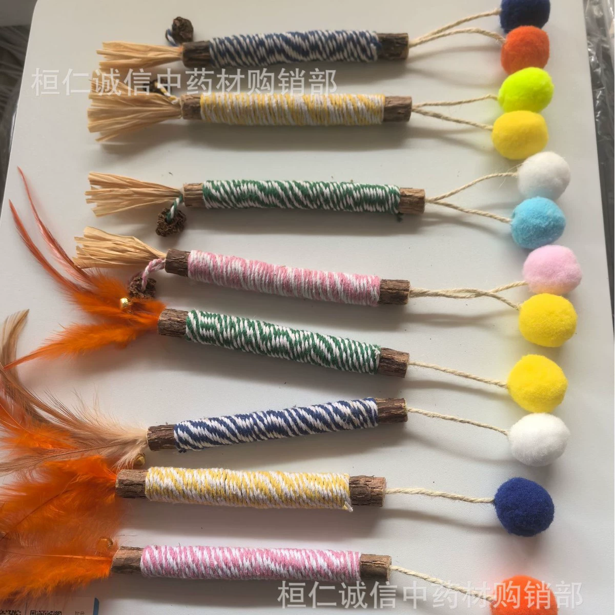 Кошка жует и скрипит зубами, желчь, рафия, шарики из шерсти, плетеное дерево, игрушки для кошек, товары для домашних животных.