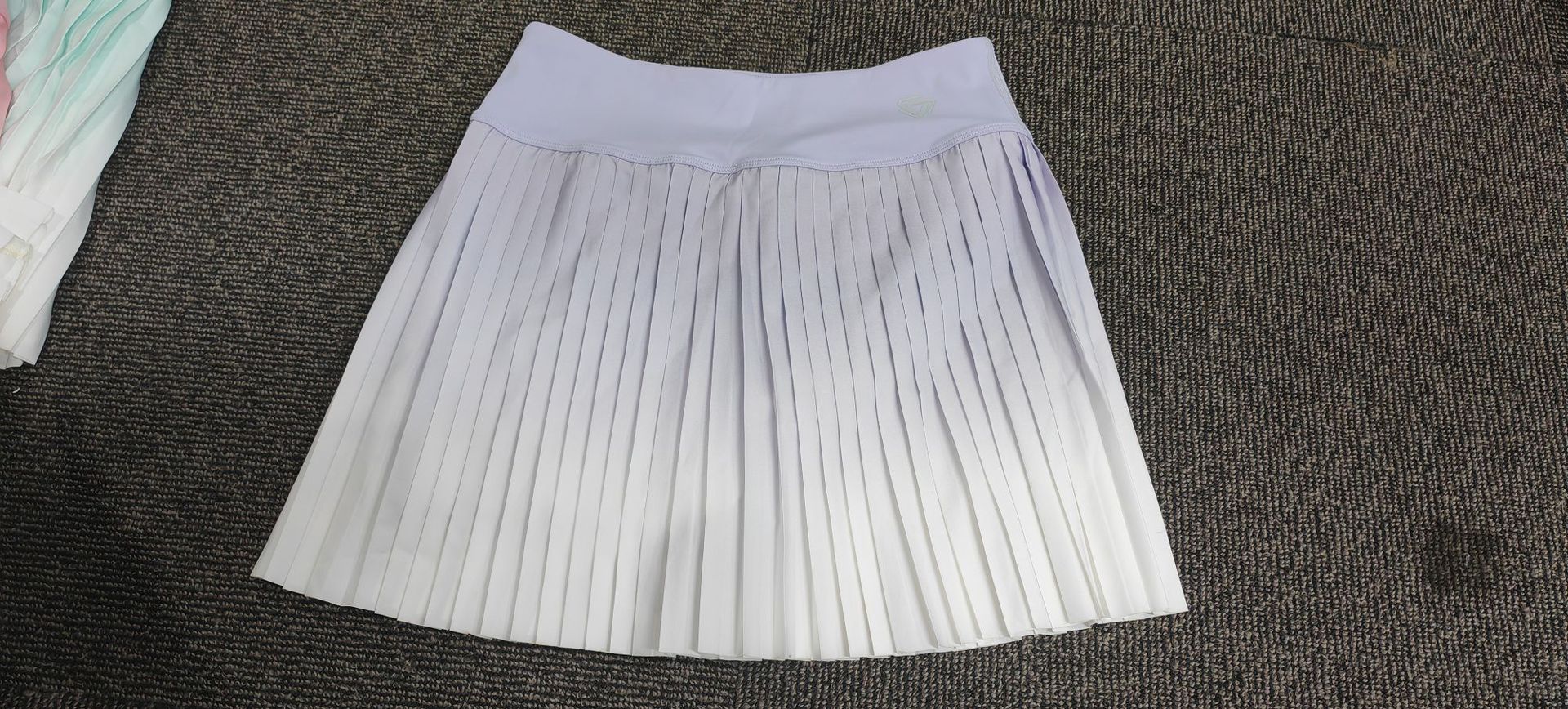 Nueva falda corta deportiva de verano de las mujeres anti-exposición gradiente de cintura alta de secado rápido transpirable plisado falda de tenis para correr