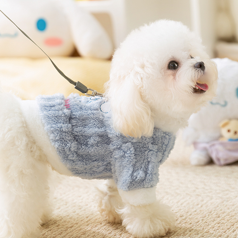 Otoño y invierno para perros calientes serie conjunta de Sanrio dos piernas camisas de terciopelo para perros pequeños gatos peluche ropa de perro