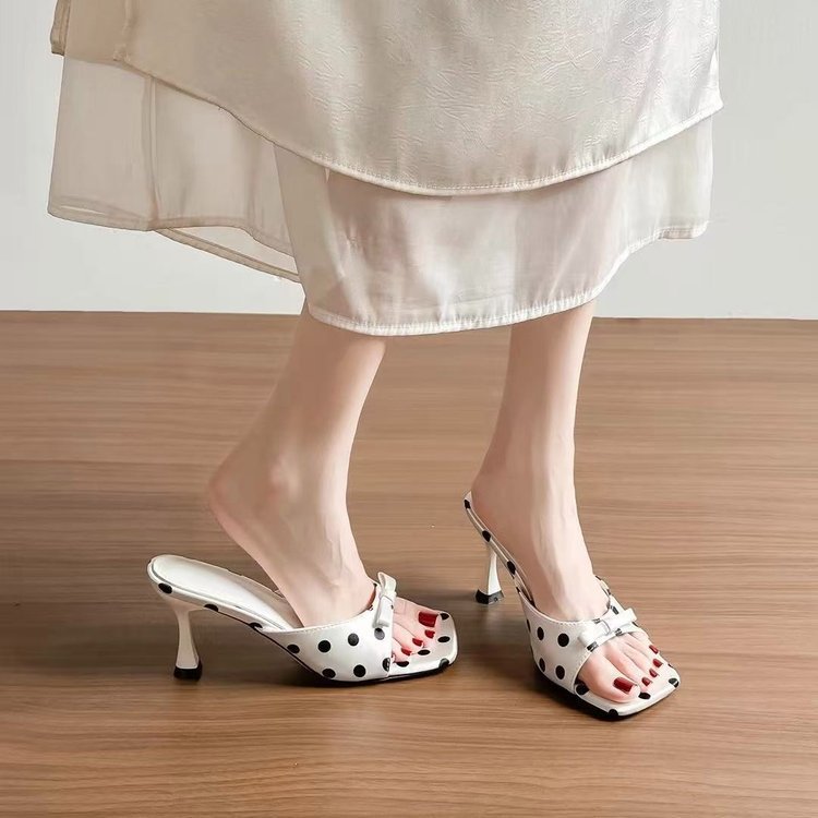 Cabeza cuadrada hermosa sandalias de tacón alto mujeres grasa pies anchos 2026 verano nuevo nicho de diseño de arco ondulado zapatillas frías image 4