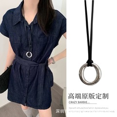 張悦児同項シンプルで贅沢なデザインo型円環ペンダントネックレス革紐は長いセーターチェーンの女性を調節できる