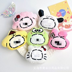 かわいいアニメの白い犬のハンカチのカバーがギシギシと呼ばれています。