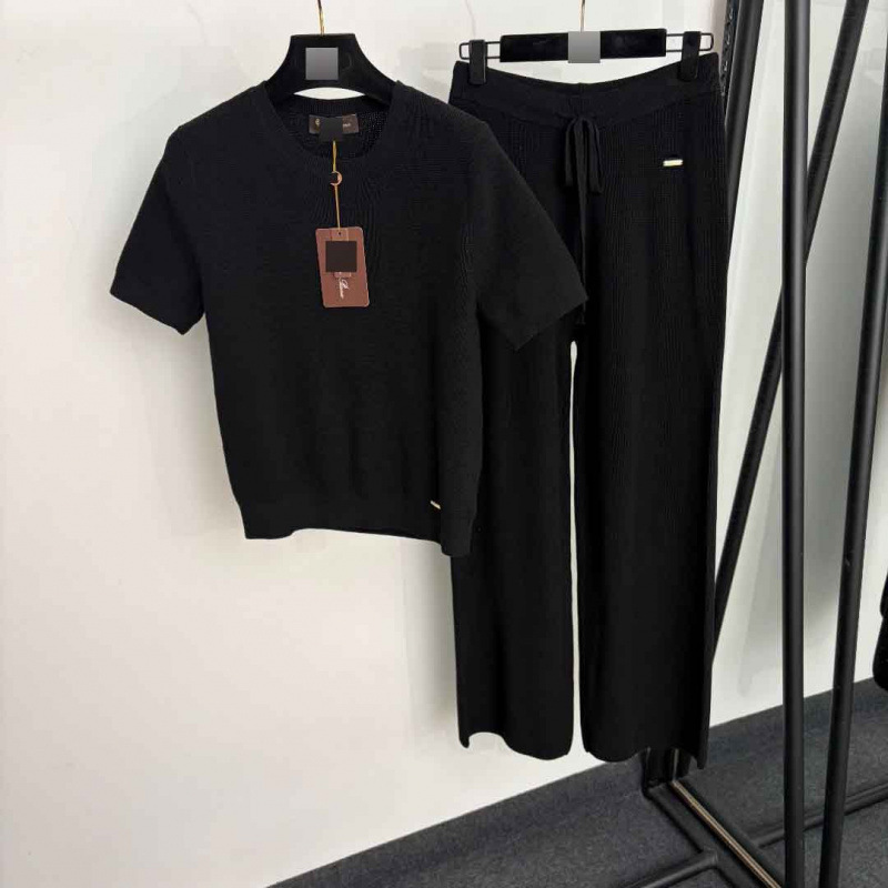 LP new knitted suit: short-sleeved knitted top with metal badge decoration + high-waisted knitted trousers, offering a sense of elegance