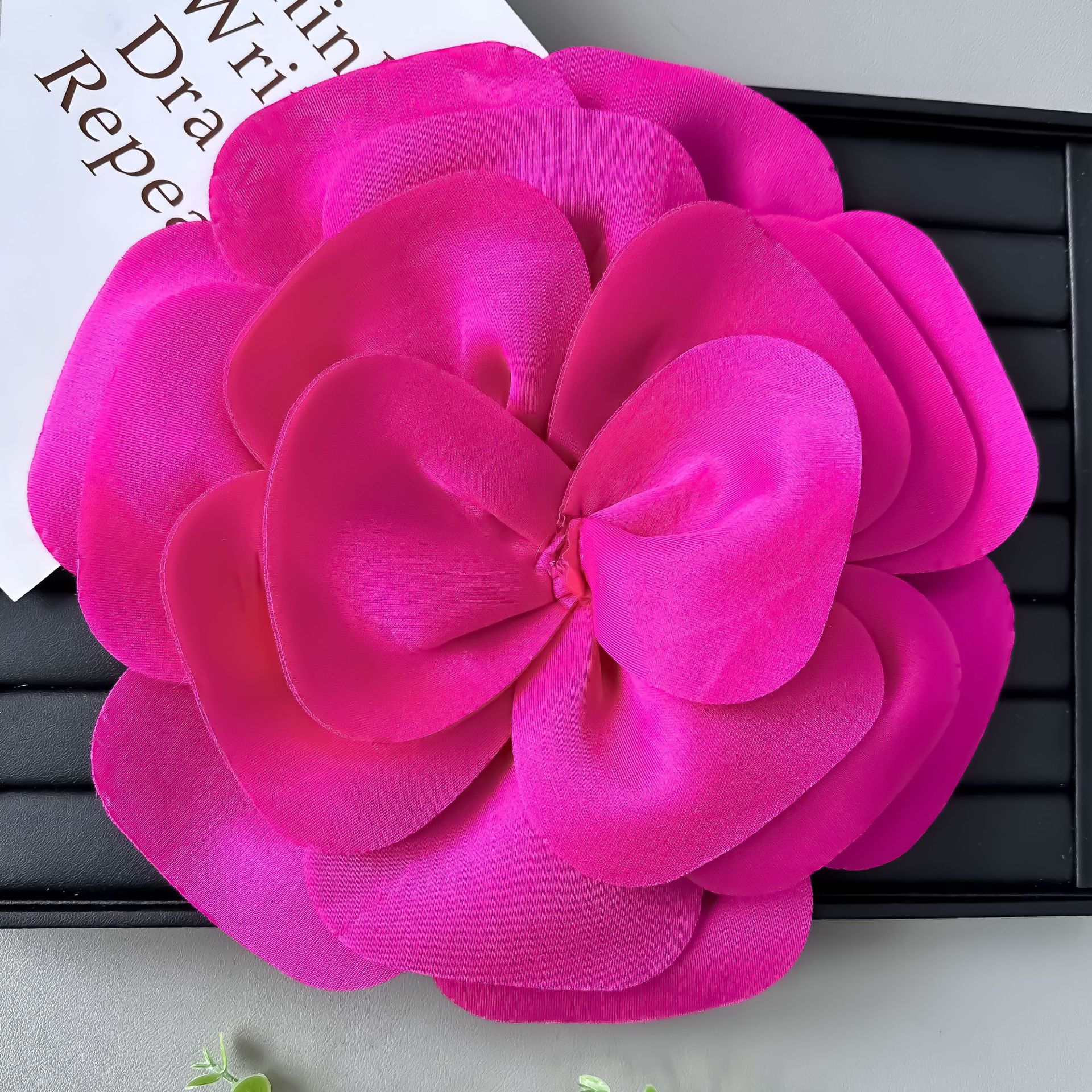 Nuevo corsage de flores tridimensional versátil en tela, accesorios para vestidos de novia, disfraces de espectáculo, trajes de baile y decoraciones cosidas a mano.