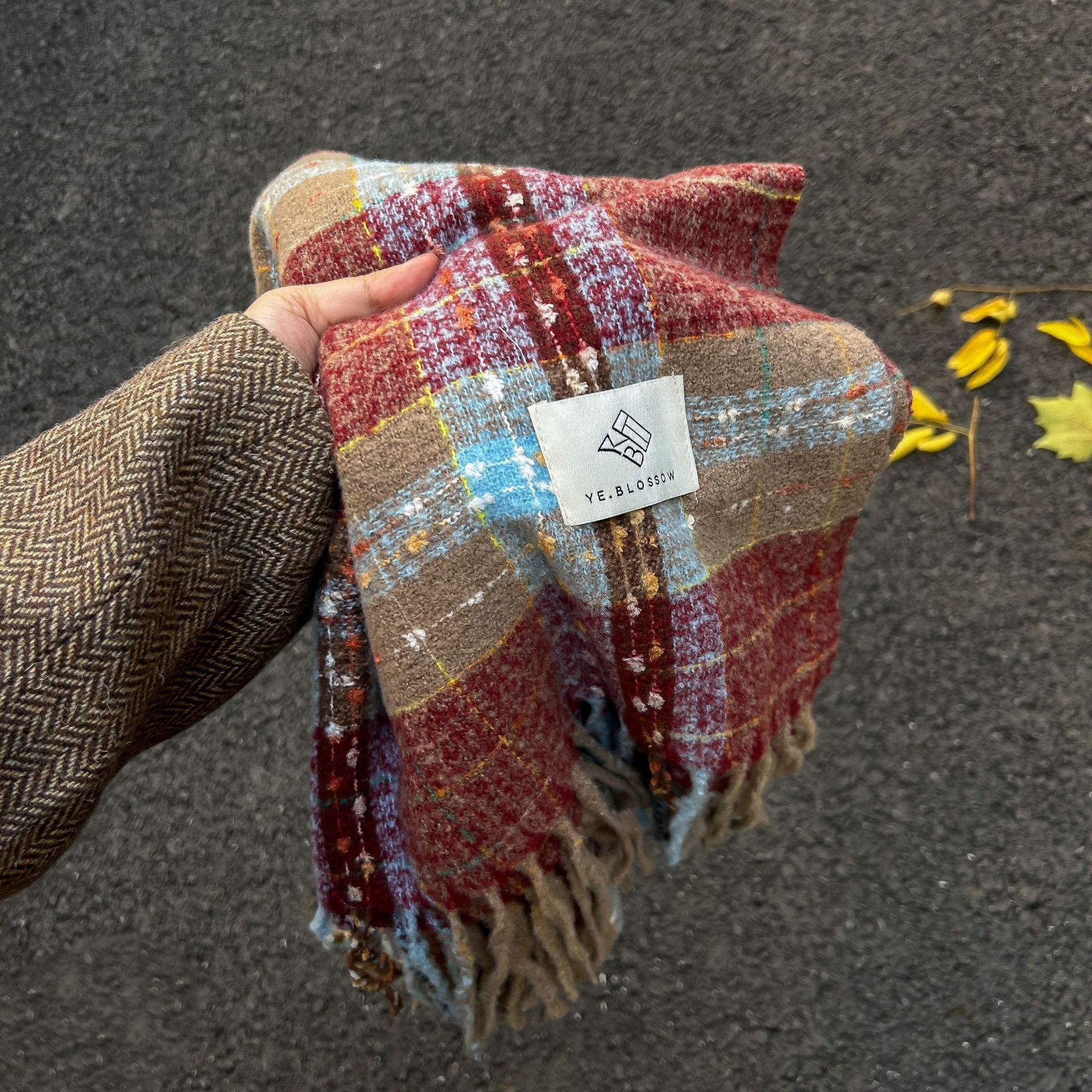 눈이 가득한 갤럭시 앙고라 레드