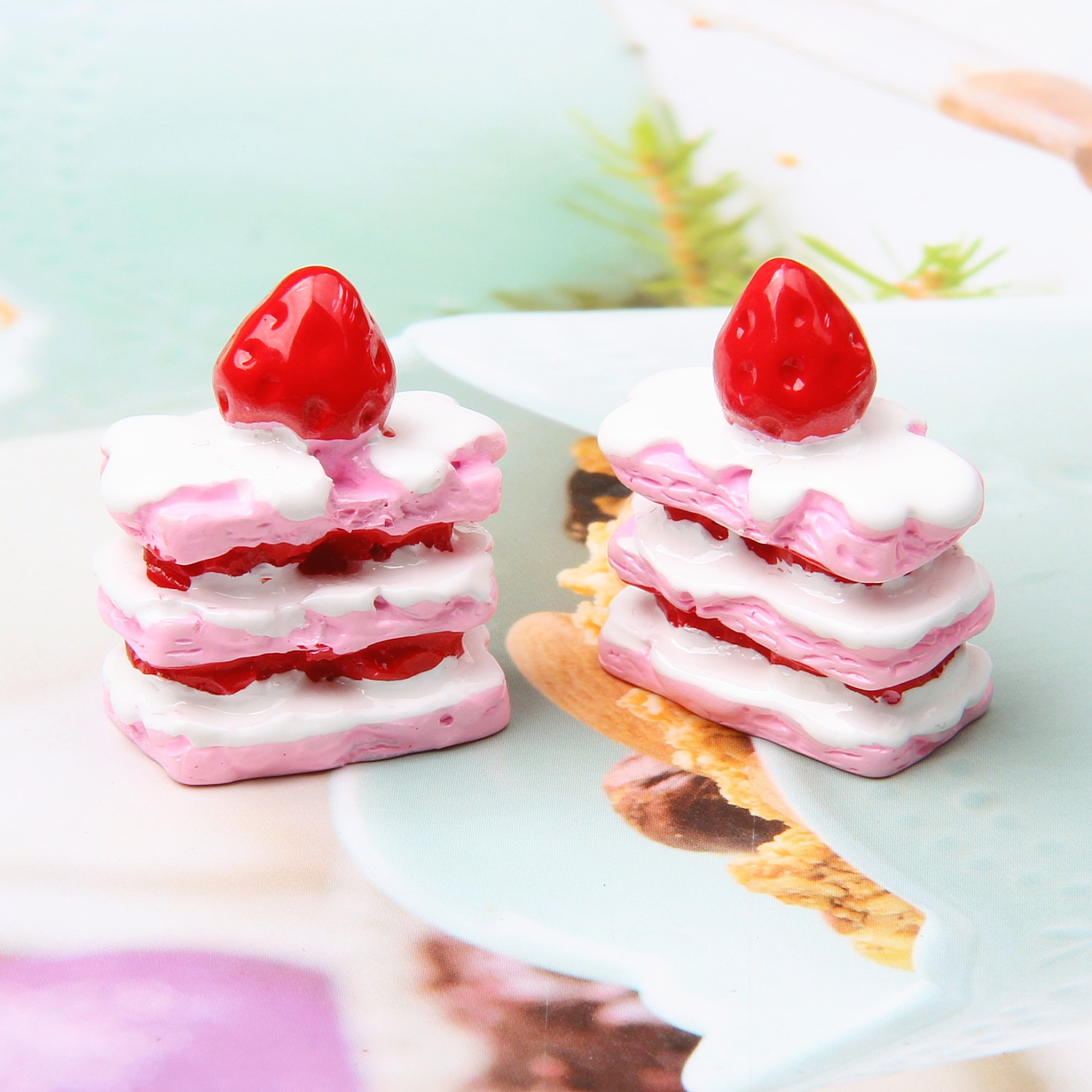Resina Napoleón Strawberry Cake Food Play Wholesale Dessert House Adornos Food Play Diy Pendientes de gel de crema Accesorios