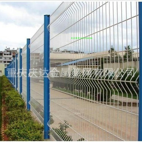 重庆庆达安装三角折弯护栏双边丝护栏球场围网
