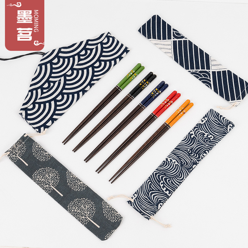 Net Red Creative Estilo japonés Mango de laca Palillos portátiles de madera Cuchara Vajilla de madera Juego de cinco piezas Palillos turísticos Bolsa de tela ecológica
