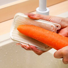 果物と野菜の清潔ブラシ台所でジャガイモと野菜の果物を洗うことができます。